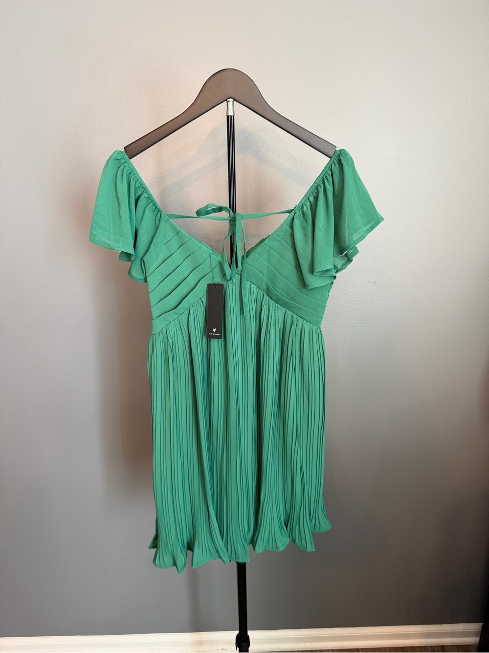 Lulu's Amalfi Coast Emerald Green Pleated Flutter Sleeve Dress NWT - Picture 2 of 9